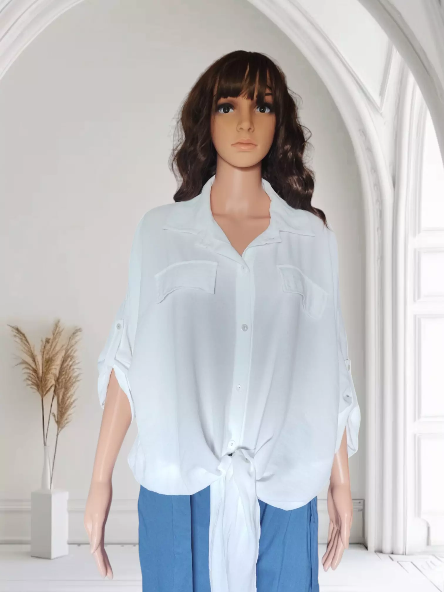 ceci est une chemise blanche avec noeud en polyester